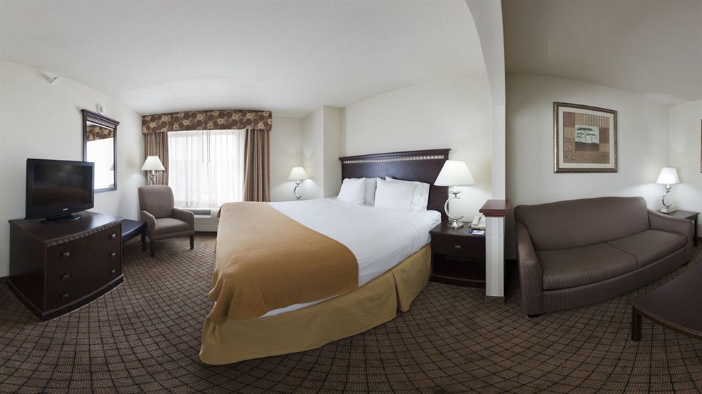 Holiday Inn Express Hotel & Suites Mcpherson By Ihg Exterior photo