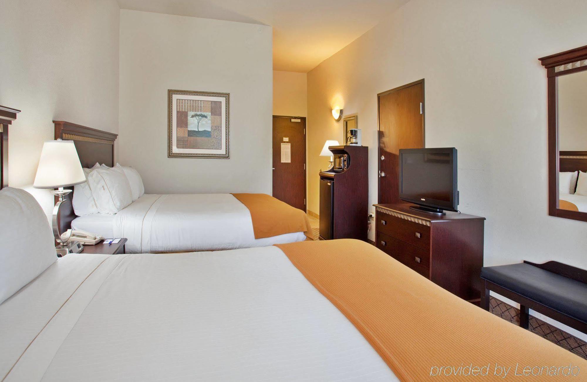 Holiday Inn Express Hotel & Suites Mcpherson By Ihg Room photo