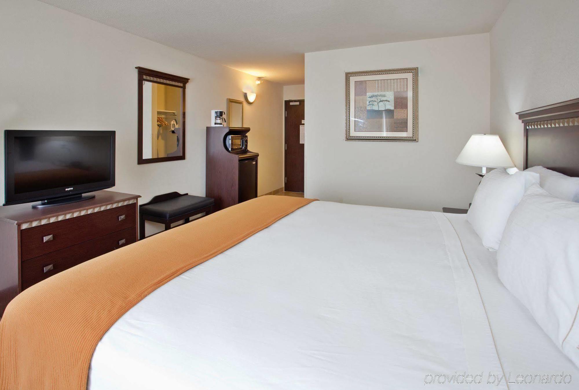 Holiday Inn Express Hotel & Suites Mcpherson By Ihg Exterior photo